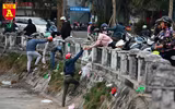 Xem người dân Hà Nội thả cá chép tiễn Táo quân